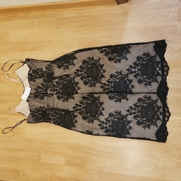 Damask Embroidered Sheath Dress - Picture 9 of 10